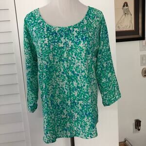Ann Taylor Pre Loved printed 100% Polyester versatile blouse!